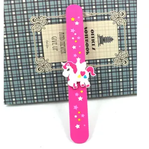 Süßes Einhorn Schnapparmband für Kinderparty, lebendiges rosa Silikonarmband mit Sternen.