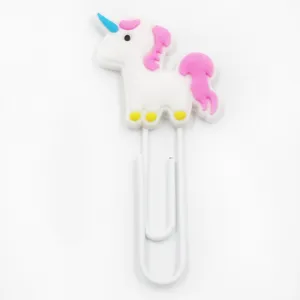 Gedetailleerde opname van de PVC cartoon eenhoorn metalen paperclip en grote bladwijzer.