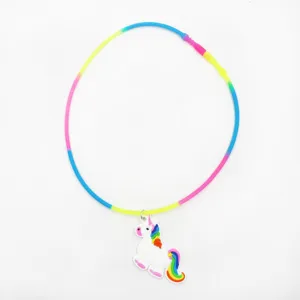 Kleurrijke siliconen eenhoorn hanger ketting, gedetailleerd overzicht van kinderjuwelen.