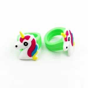 Nahaufnahme von niedlichen Kinder Zeichentrick Einhorn Silikonringen Detail weiches Gummi Design.