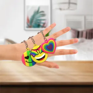 Kreativer bunter Regenbogen Schlüsselanhänger, süßer Emoji Herz Schlüsselring für Taschen und Autos.