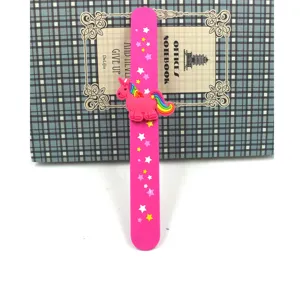 Süßes rosa Einhorn Silikon Klapparmband für Kinderparty, lustiges Cartoon Armband Spielzeug.