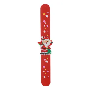 Gedetailleerd overzicht van rode kerstsiliconen slap-armband met kerstman en sterren.
