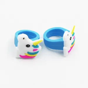 Süße Cartoon Einhorn Silikonringe für Kinder, buntes weiches Gummi Regenbogen Ring Spielzeug.