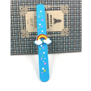 Nahaufnahme des blauen Silikon Armbands mit bunten Sternen sowie Regenbogen Wolken.