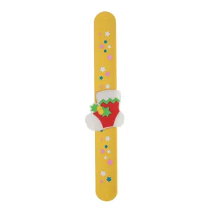Kerst siliconen slap armband detail weergave met sok hanger en kleurrijke sterren.