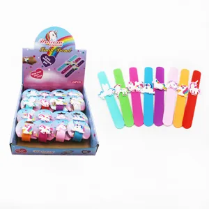 Detailaufnahme von bunten Einhorn Schnapparmbändern aus Silikon, ideal für Kinderpartys.
