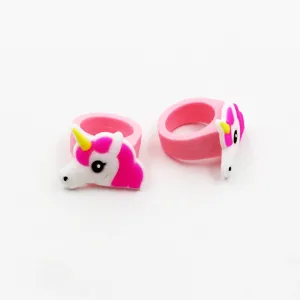 Nahaufnahme des niedlichen rosa Silikon-Einhorn-Rings, welche die weiche Gummistruktur zeigt.