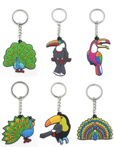 Vue détaillée de porte-clés souples en caoutchouc PVC avec animaux mignons, paons et toucans.