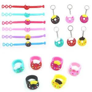 Détails en gros plan de bracelets, porte-clés et bagues en silicone donut colorés, jouets de fête.