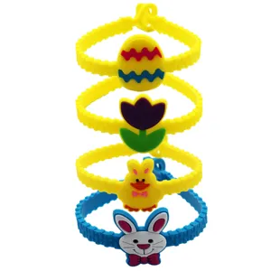 Nahaufnahme bunter Oster PVC Armbänder mit niedlichen Cartoon Anhängern wie Eiern und Hasen.