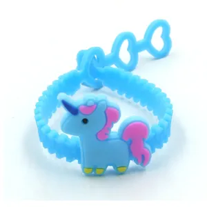 Close-up van de blauwe siliconen eenhoorn armband met hartvormige verstelbare gaten.