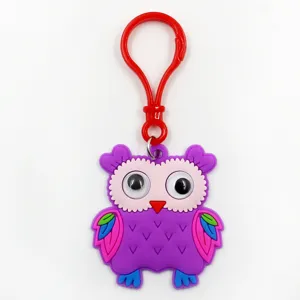 Gros plan détaillé d'un mignon porte-clés hibou en caoutchouc PVC souple avec yeux mobiles.