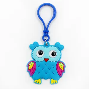 Détail de porte-clés en silicone hibou bleu, bel accessoire PVC mignon pour enfants.