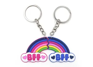 Vue détaillée du porte-clés nuage arc-en-ciel BFF, anneau en métal et design en silicone.