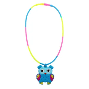 Collier souple en PVC hibou de dessin anime colore pour activite de fete d'enfants