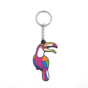 Vue de détail du porte-clés toucan, pendentif en caoutchouc souple PVC avec anneau métallique.
