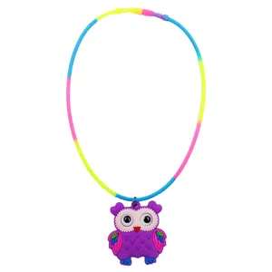 Collier pendentif hibou en silicone coloré pour cadeaux de fête et usage quotidien.