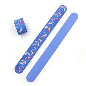 Carino braccialetto slap in silicone con unicorno per bambini, arcobaleno colorato festa.