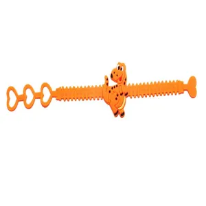 Nahaufnahme des orangefarbenen Zeichentrick-Dinosaurier-Armbands mit flexiblem Riemen und Motiv.
