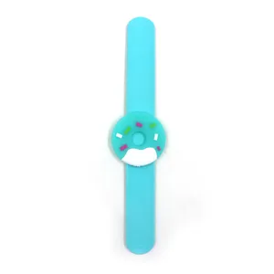 Détail de bracelet slap en silicone, joli pendentif donut avec design coloré, matériau PVC souple.