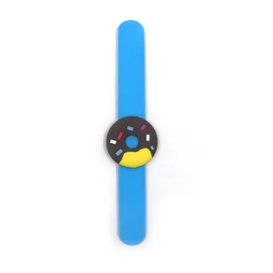 Bracelet slap en PVC bleu pour enfants avec pendentif donut marron, détail jouet de fête.