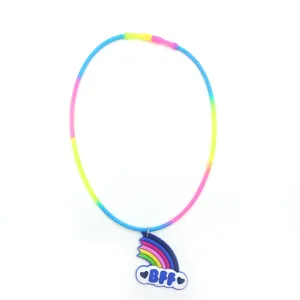 Collier BFF nuage arc-en-ciel colore pour meilleures amies, bijou mode et cadeau sympa.