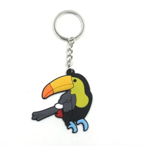 Gros plan détaillé du porte-clés PVC toucan coloré, avec anneau en métal et caoutchouc souple.
