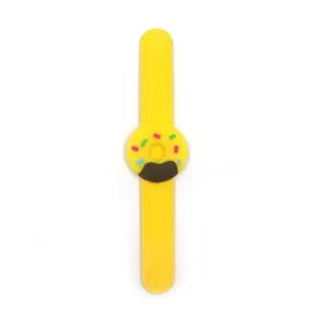 Vue détaillée du joli bracelet slap donut jaune en PVC souple conçu pour les enfants.
