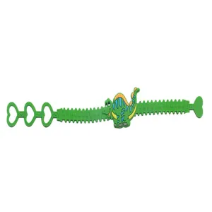 Grünes PVC Cartoon Dinosaurier verstellbares Armband Detailansicht mit Herz Löchern.