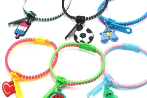Bracelets zippés bicolores colorés avec de charmants pendentifs, jouet de fête amusant pour enfants.