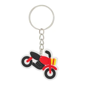 Detailansicht eines niedlichen motorradförmigen PVC-Schlüsselanhängers mit Metallring.