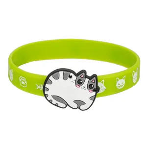 Detailansicht des Katzensilikonarmbands mit niedlichem Cartoon-Katzenanhänger und Pfotenabdrücken.