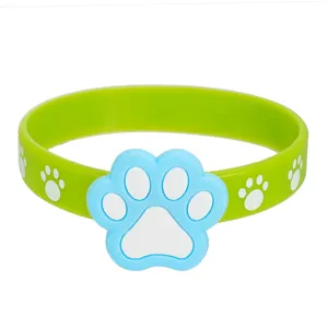 Silikon Katzenpfote Armband Detailaufnahme mit gruenem Band und blauem Pfotenanhänger.
