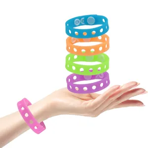 Gros plan détaillé de bracelets en silicone colorés à trous réglables présentés sur une main.