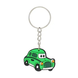 Nahaufnahme eines süßen grünen Cartoon Auto PVC Schlüsselanhängers, Detailansicht des Designs.
