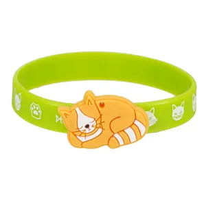 Grünes Silikonarmband mit niedlichem schlafenden Katzen-Anhänger und Tiermotiven für Kinder.