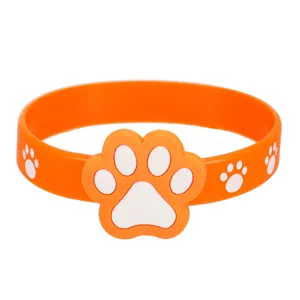 Detailansicht des süßen orangefarbenen Silikon-Katzenpfoten-Armbands mit weißen Pfotenabdruck.