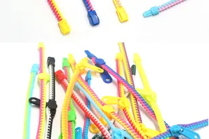 Vue détaillée de bracelets zippés en plastique coloré, jouets anti-stress pour enfants.
