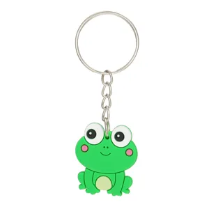 Nahaufnahme Detail von niedlichem Cartoon Frosch PVC Schlüsselanhänger mit Metallring.