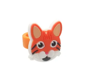 Close-up detail van schattige oranje kat siliconen ring, zacht dierring voor kinderspel.