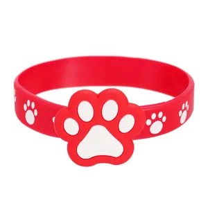 Detailaufnahme eines roten Silikon Armbands mit Katzenpfoten Motiv, weiches Kinderschmuck Geschenk.
