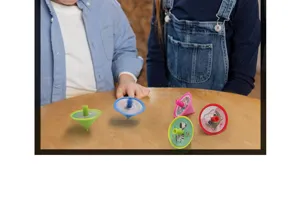 Vista dettagliata di trottole in plastica colorata per bambini con simpatici motivi di animali.