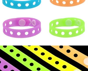 Vue détaillée de bracelets en silicone colorés réglables avec des trous ronds et boutons-pression.