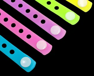 Détail de bracelet réglable en silicone multicolore avec conception à trous et boutons-pression.