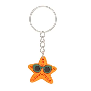 Süßer Cartoon Seestern Schlüsselanhänger, orangefarbener PVC Anhänger mit Sonnenbrille.