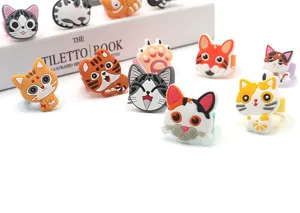 Detailweergave van schattige kattenringen van zacht PVC, dierenvingerringen speelgoed voor kinderen.