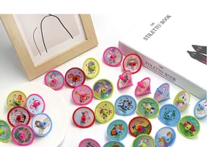 Bambini plastica colorata trottole giocattoli, simpatico design animale per feste regali.
