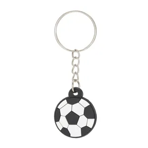 Detailansicht eines niedlichen Fußball-Schlüsselanhängers mit langlebigem PVC-Anhänger und Metallring.