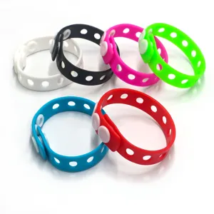 Bracelets réglables en silicone coloré avec plusieurs trous pour accessoires élégants.